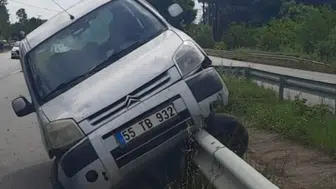 Samsun Bafra'da kontrolden çıkan otomobil bariyerlere çarptı : 4 yaralı