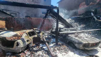 Kütahya'da feci yangın : 3 ev zarar gördü, 2 araç küle döndü