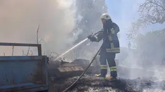 Hatay'da bahçede çıkan yangın römorka sıçradı