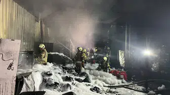 Maltepe'de mangal kömürü imalatı ve depolama alanında yangın
