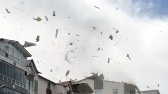 Bitlis Ahlat'ta hortum : Çatılar uçtu