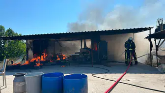 Antalya'da besiciye ait konteyner alev alev yandı