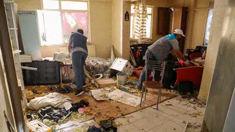 Diyarbakır'da çöp ev : Yaklaşık 3 kamyon çöp ve atık malzeme çıkarıldı