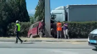 Kocaeli'de panelvan yön tabelasına çarptı : 1 ölü, 2 yaralı
