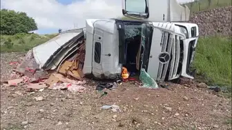 Amasya’da tavuk eti yüklü tır şarampole uçtu : 2 kişi yaralandı