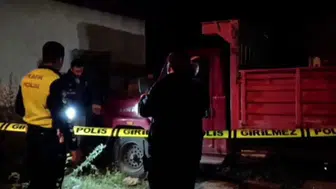 Erzurum’da park halindeki kamyonet hareket etti : 5 yaşındaki araç ile ev arasında sıkıştı