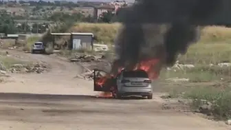 Diyarbakır'da seyir halindeki otomobilde korkutan yangın