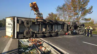 Bolu'da kontrolden çıkan tır devrildi : Trafik kitlendi, sürücü yaralandı