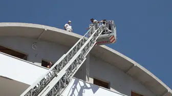 Alanya'da bunalıma giren adam 4 katlı binanın çatısına çıktı