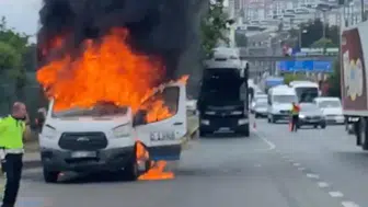 Trabzon'da seyir halindeki yolcu dolmuşunda yangın çıktı