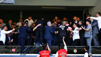 Fenerbahçe genel kurulunda gerginlik : İki grup arasında arbede çıktı