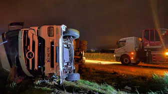 Afyonkarahisar'da mısır yüklü tır devrildi : 4 yaralı