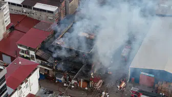 Samsun Canik'te 3 katlı marangoz atölyesinde yangın