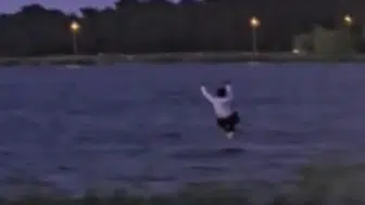 Bilecik'te zipline yaparken gölet üzerinde mahsur kalan vatandaşı deniz bisikletiyle kurtardılar