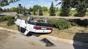 Eskişehir'de Tofaş takla atıp refüje devrildi :  2 yaralı