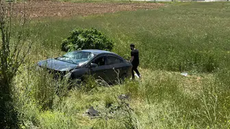 Elazığ'da kaza : Otomobil tarlaya uçtu, 3 kişi yaralandı