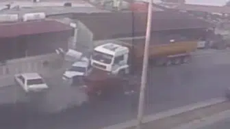 Mersin'de kontrolden çıkan kamyon park halindeki araçları biçti