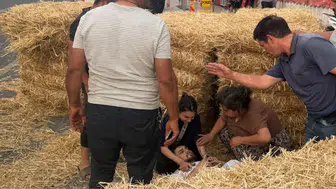 Aydın'da bir kişi, traktörden düşen saman balyalarının altında kaldı