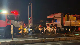 İzmir Aliağa’da tır kırmızı ışıkta bekleyen araçlara çarptı : 1’i ağır 5 yaralı