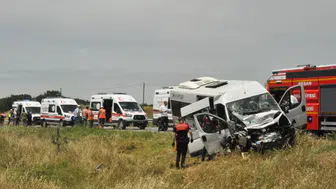 Edirne'de yolcu minibüsü ile tır çarpıştı : Çok sayıda yaralı