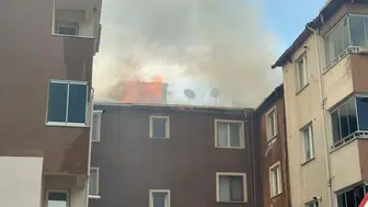Zonguldak'ta 7 katlı apartmanın çatısı alev alev yandı