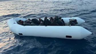 Kuşadası açıklarında mahsur kalan 14 düzensiz göçmen kurtarıldı