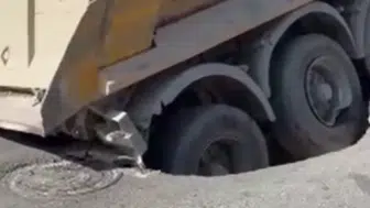 Beylikdüzü'nde yol çöktü : Hafriyat kamyonu çukura saplandı