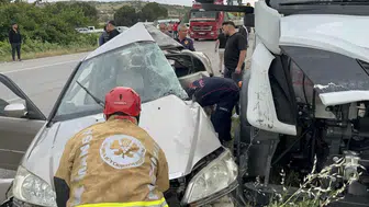 Manisa'da tırla çarpışan otomobil metrelerce sürüklendi : Sürücü ağır yaralandı
