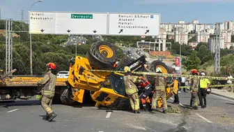 İş makinesinin altında kalan sürücü öldü