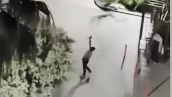Komşusunun evine otomatik tabancayla ateş açtı