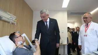 Bakan Memişoğlu, yerli kalp-akciğer makinesiyle ameliyat olan hastayı ziyaret etti
