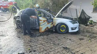 Antalya'da seyir halindeki otomobil alev topuna döndü
