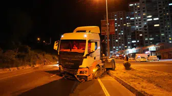 Kastamonu'da lastiği patlayan tır kaza yaptı : 1 yaralı