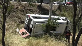 Balıkesir’de yolcu minibüsü şarampole yuvarlandı : 14 kişi yaralandı