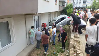 Bursa'da apartman duvarına çarpan otomobil boşlukta asılı kaldı : 3 yaralı