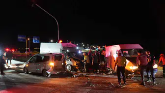 Niğde'de 3 araçlı trafik kazası : 10 yaralı