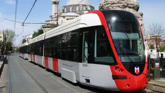 Fatih'te raylara düşen çocuk tramvayın altında can verdi