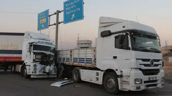 Şırnak Cizre'de iki tır çarpıştı : Sürücüler yaralandı