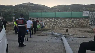 Bursa'da kaza yapan sürücüye yardıma giden genç, akıma kapılarak öldü