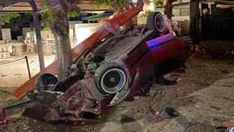 Muğla Bodrum'da kaza : Otomobil, tabelaya ve ağaca çarptı