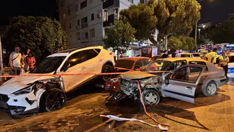 İzmir'de park halindeki 2 araca çarpan otomobilin sürücüsü hayatını kaybetti