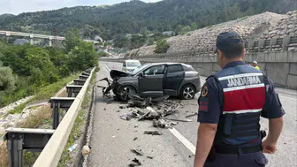 Bilecik'te otomobil tıra arkadan çarptı : Kazada 2 yaralı