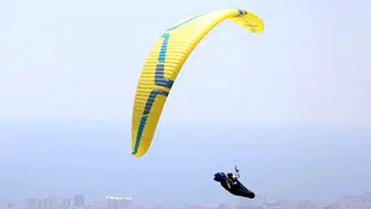 Çorum Laçin'de paraşütçü ağaca iniş yaptı