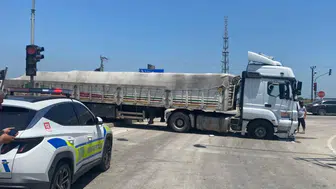Adana Seyhan'da tırın iki otomobile çarptığı kazada 5 yaralı