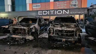 Bakırköy’de galeri yandı : 4 lüks otomobil küle döndü