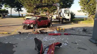Kartal'da kaza : Otomobil takla attı, sürücü yaralandı