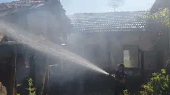 Çorum'da metruk evde çıkan yangın paniğe neden oldu