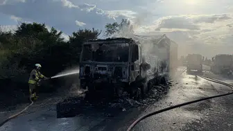 Edirne'de alev alev yanan tır demir yığınına döndü