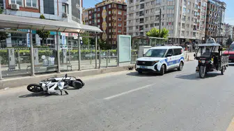 Eskişehir'de motosiklet yayaya çarptı, 2 kişi yaralandı
