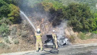 İzmir'de seyir halindeki otomobil alev aldı : Araç kullanılamaz hale geldi